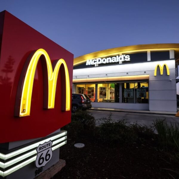 Consumer Pullback Hits Fast-Food Chains: Starbucks, Pizza Hut, and McDonald’s Feel the Pinch