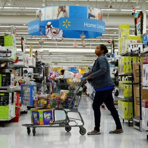 Resilient U.S. Shopper: Walmart’s Positive Forecast Signals Economic StrengthSource-Reuters