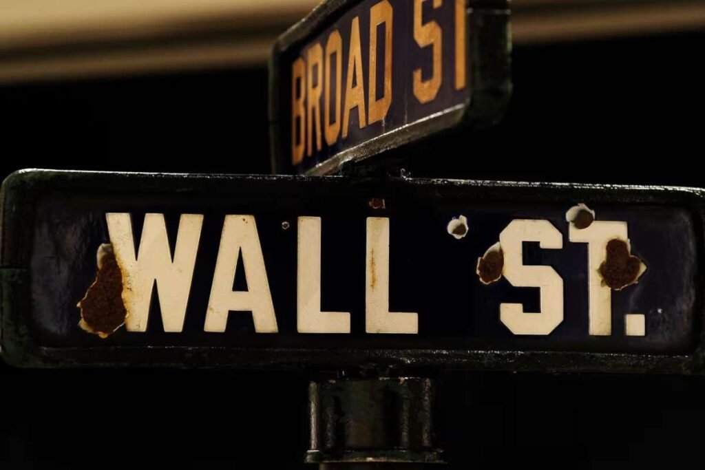 U.S. Stocks Stumble at Year-End: What It Could Mean for 2025