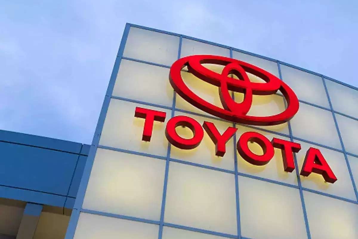 Toyota Increases Profit Forecast Despite Quarterly Decline