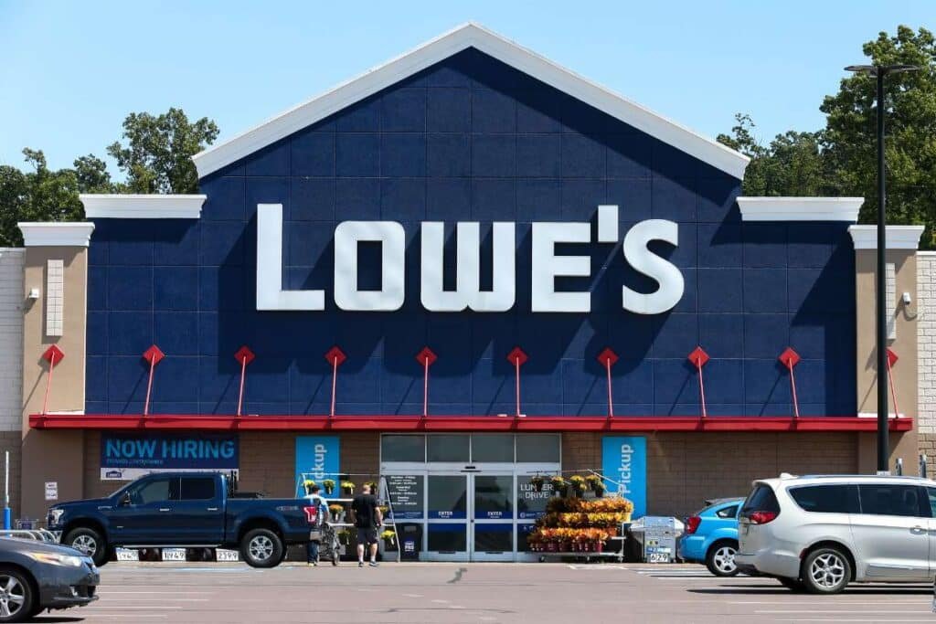 Lowe’s Leans on Home Professionals to Maintain Full-Year Forecast Amid Slow DIY Demand